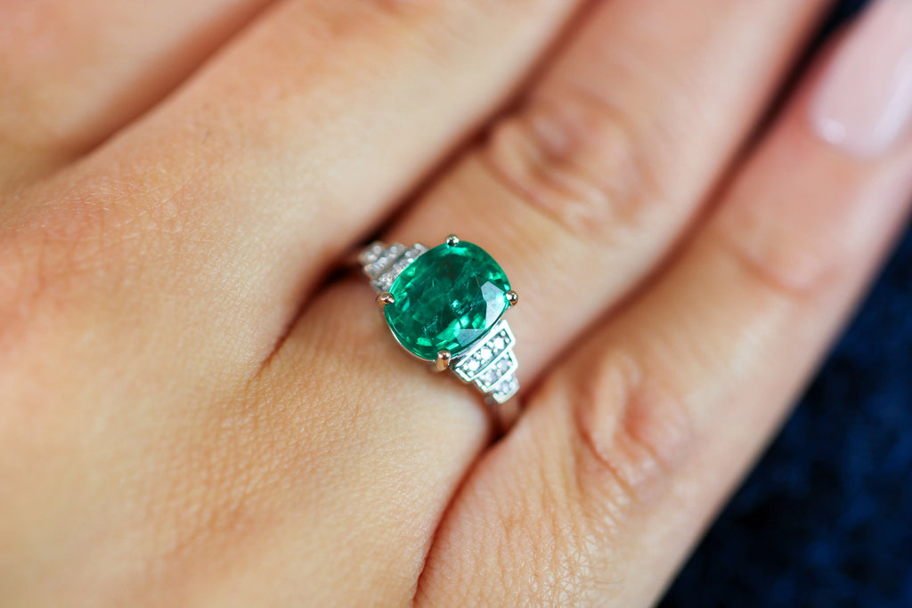 Bague_Emeraude_vert_bleuatre_Legende_scintillante