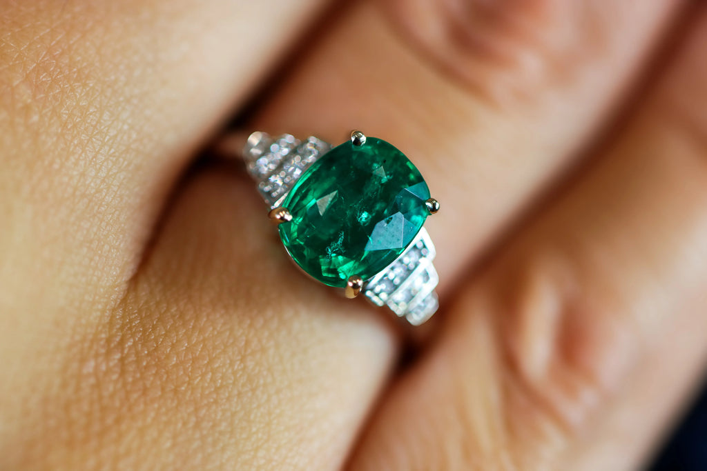 Bague_Emeraude_vert_bleuatre_Legende_scintillante