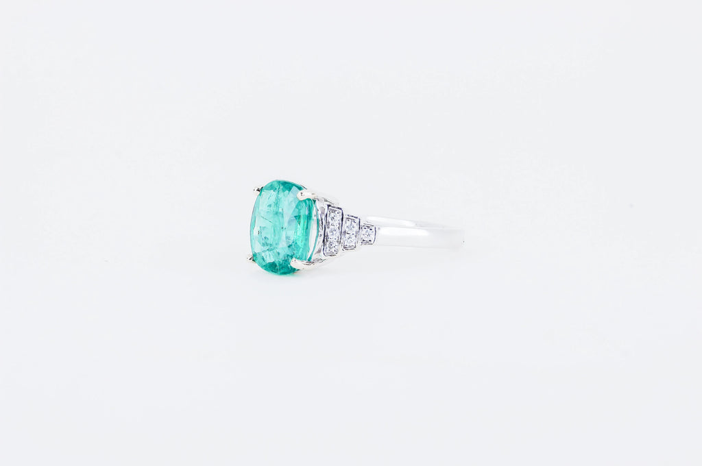 Bague_Emeraude_vert_bleuatre_Legende_scintillante