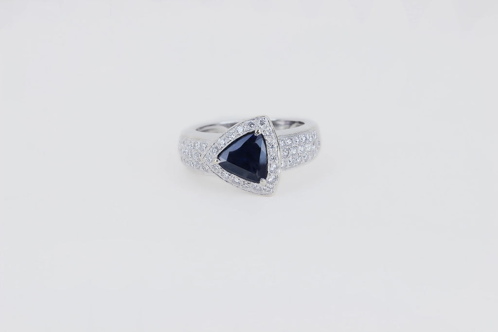 Bague_en_saphir_bleu_Isolde