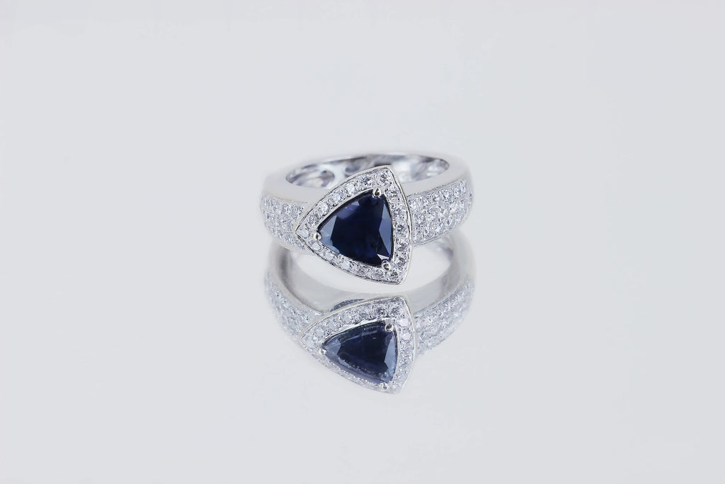 Bague_en_saphir_bleu_Isolde