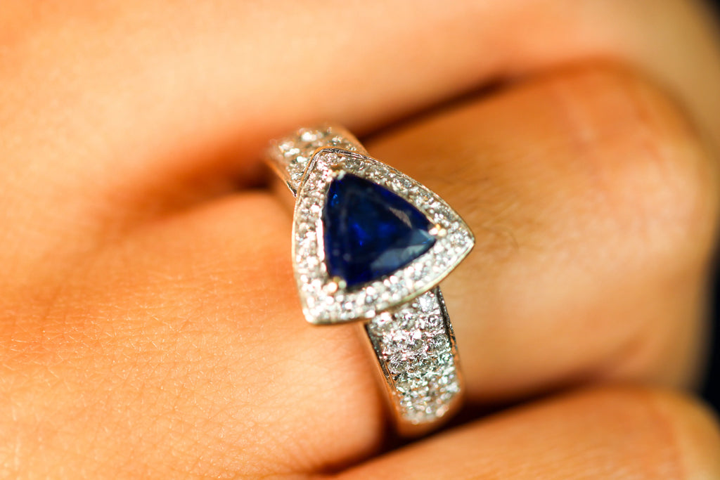 Bague_en_saphir_bleu_Isolde