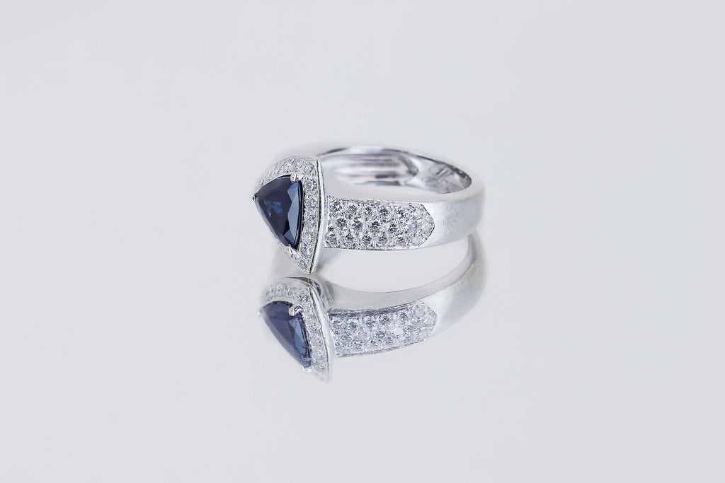 Bague_en_saphir_bleu_Isolde