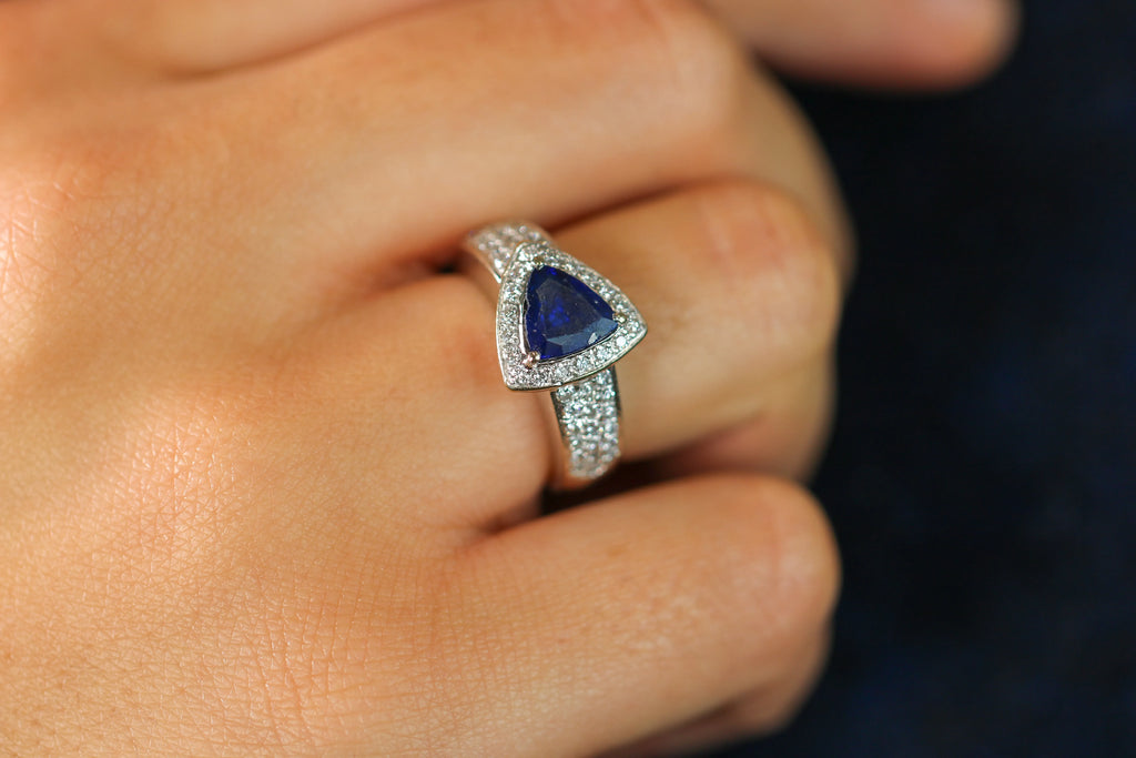 Bague_en_saphir_bleu_Isolde